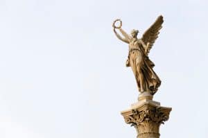 Statue einer Frau mit Flügeln auf dem Kapital einer Säule